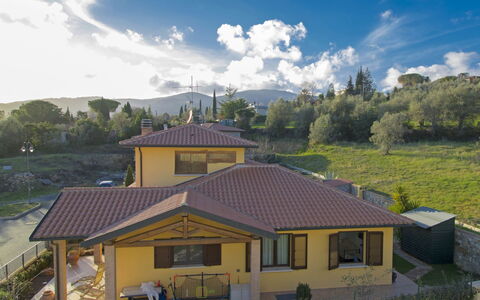 Serra: Property, House, Sky, Residential Area, Home, Cloud, Building, Town, Real Estate, Roof
