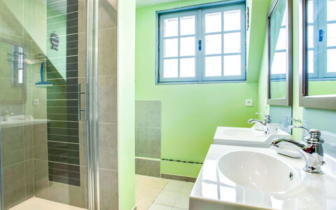 Les Figuiers: Bathroom, Property, Room, Green, Tile, Interior Design, Building, Real Estate, Architecture, House