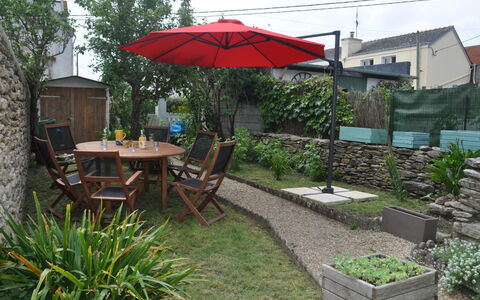 Les Figuiers: Umbrella, Backyard, Property, Yard, Garden, Patio, Landscaping, Grass, Lawn, Roof
