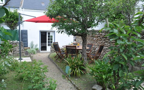 Les Figuiers: Property, House, Cottage, Real Estate, Yard, Home, Building, Garden, Botany, Backyard