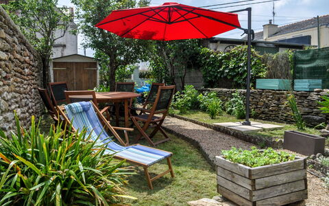 Les Figuiers: Plant, Plant Community, Nature, Leaf, Sky, Umbrella, Shade, Outdoor Furniture, Chair, Vegetation