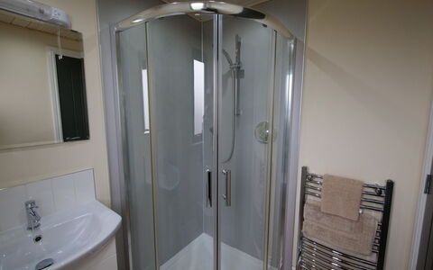 Loch Leven Lodge: Mirror, Property, Plumbing Fixture, Sink, Shower Door, Bathroom, Building, Tap, Shower