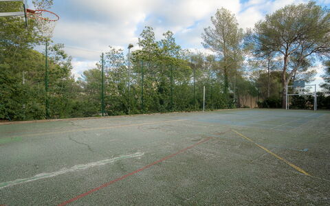 Saint-Raphaël 276: Cloud, Sky, Plant, Tree, Road Surface, Asphalt, Land Lot, Natural Landscape, Thoroughfare, Street Light