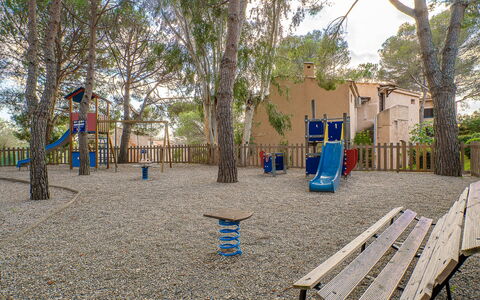 Saint-Raphaël 276: Plant, Tree, Shade, Outdoor Bench, Road Surface, Leisure, Woody Plant, Urban Design, City, Tints And Shades