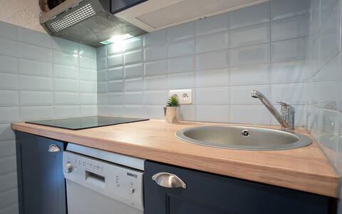 Saint-Raphaël 276: Cabinetry, Countertop, Tap, Sink, Property, Kitchen Sink, Plumbing Fixture, Wood, Building, Kitchen