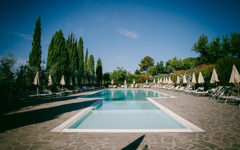 Fattoria Fronzano: Water, Sky, Daytime, Plant, Cloud, Azure, Tree, Arecales, Fountain, Urban Design