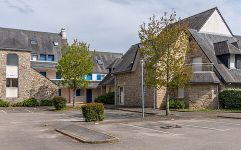 Carnac 100: Plant, Sky, Cloud, Window, Building, Road Surface, Tree, Land Lot, House, Asphalt