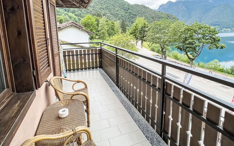 Accommodation:&nbsp;Miralago 120.3