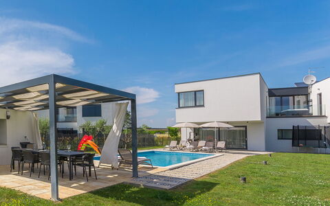 Paolo: Residential Area, Home, Shade, Estate, Garden, Landscaping, Swimming Pool, Leisure, Yard, Villa