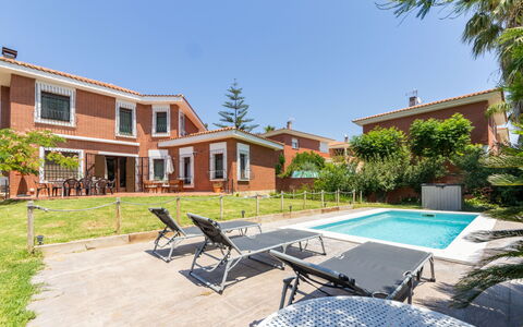 Casa Alexandra: Plant, Building, Sky, Window, Table, Tree, Shade, Outdoor Furniture, Swimming Pool, House