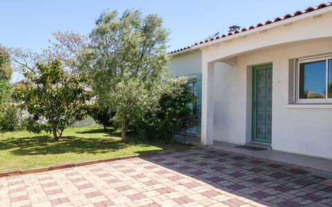 Villa Languedoc: Property, Home, House, Real Estate, Building, Residential Area, Tree, Land Lot, Estate, Grass