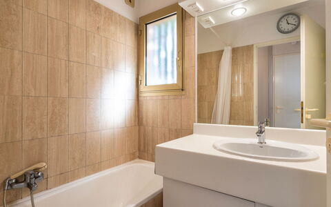Le Lavandou 320: Brown, Mirror, Bathtub, Tap, Plumbing Fixture, Property, Sink, Bathroom Sink, Bathroom