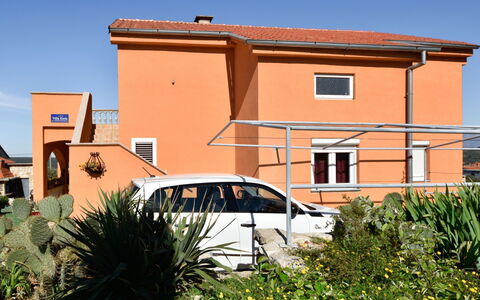 Karla: Plant, Sky, Car, Building, Window, Property, Vehicle, Motor Vehicle, Wheel
