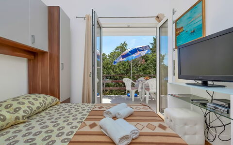 Ruža: Room, Property, Furniture, Bedroom, Interior Design, Building, Bed, House, Real Estate, Table