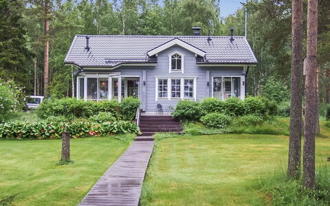 Ojala: Building, Grass, Window, House, Home, Shrub, Roof, Cottage, Residential Area