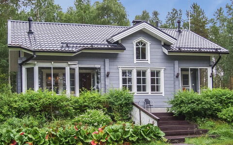Ojala: Building, House, Window, Home, Siding, Shrub, Roof, Cottage, Residential Area