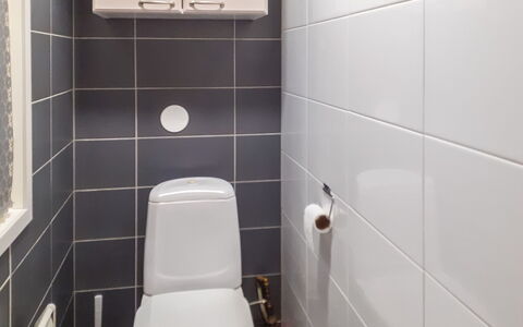 Kaukosaaren Ahonlaita: Toilet Seat, Toilet, Bathroom, Wall, Flooring, Plumbing Fixture, Floor, White, Interior Design, Tile