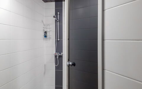 Kaukosaaren Ahonlaita: Flooring, Bathroom, Plumbing Fixture, Floor, Interior Design, Tile, Plumbing, Toilet, Glass