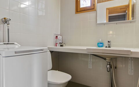 Rukapahta 5: Plumbing Fixture, Flooring, Interior Design, Floor, Sink, Ceiling, Bathroom, Tap, Toilet, Plumbing