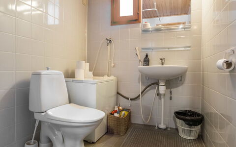 Palokärki: Toilet Seat, Toilet, Plumbing Fixture, Sink, Bathroom, Flooring, Floor, Bathroom Sink, Interior Design, Tap