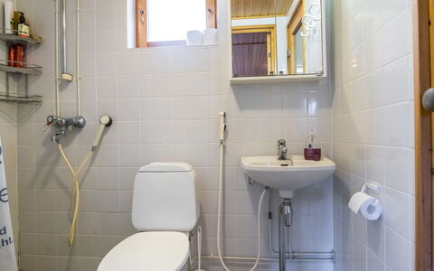 Palokärki: Toilet Seat, Plumbing Fixture, Wall, Bathroom, Toilet, Sink, Bathroom Sink, Flooring, Floor, Tap