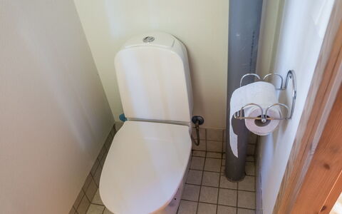 Putilanranta: Toilet Seat, Toilet, Bathroom, Plumbing Fixture, Floor, Flooring, Plumbing, Tile