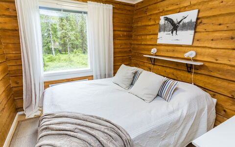 Pelkkaveska: Wood, Flooring, Bedroom, Interior Design, Floor, Bed, Home, Furniture, Wood Flooring, Linens
