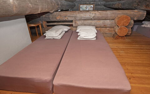 Rukanlumous 1: Wood, Floor, Flooring, Linens, Bedroom, Hardwood, Bed Sheet, Bed, Wood Stain, Bedding