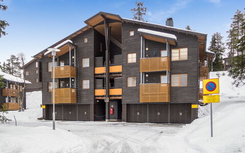 Karhunvartijan Linna B14: Facade, Residential Area, Apartment, Urban Design, Siding, Condominium, Freezing