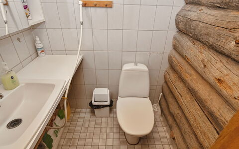 Karhunpesä: Toilet Seat, Toilet, Wood, Flooring, Plumbing Fixture, Floor, Bathroom, Plumbing, Room, Bidet