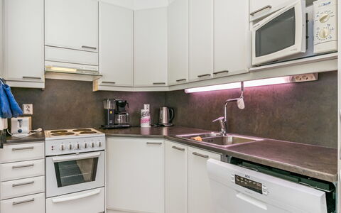 Karhunvartijan Kota B1: Kitchen Appliance, Kitchen, Major Appliance, Countertop, Interior Design, Home Appliance, Flooring, Cabinetry, Kitchen Stove, Furniture