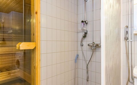 Karhunvartijan Kota B1: Plumbing Fixture, Flooring, Bathroom, Floor, Interior Design, Shower Head, Shower, Plumbing, Shower Bar, Room