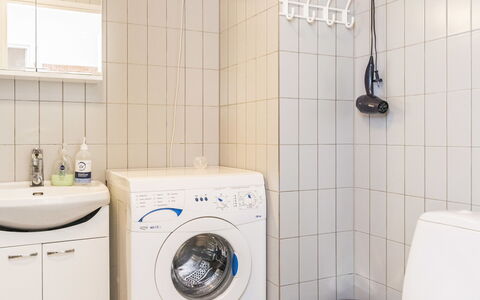 Karhunvartijan Kota B1: Washing Machine, Plumbing Fixture, Interior Design, Flooring, Floor, Sink, Bathroom, Clothes Dryer, Tap, Laundry Room