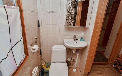 Kaukosaaren Ahonrinne: Bathroom Sink, Plumbing Fixture, Bathroom, Toilet Seat, Sink, Floor, Flooring, Toilet, Plumbing, Tap