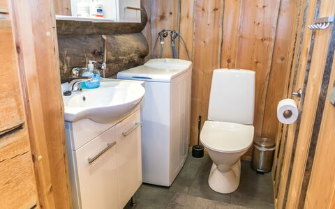 Costa Ruca: Toilet Seat, Plumbing Fixture, Wood, Toilet, Flooring, Bathroom Sink, Floor, Bathroom, Sink, Plumbing