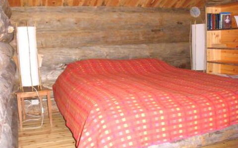 Rantapuro: Bedroom, Flooring, Wood, Floor, Bed, Furniture, Bed Sheet, Interior Design, Bedding, Room