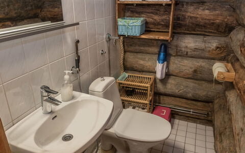 Salmikangas H2: Toilet Seat, Wood, Plumbing Fixture, Flooring, Toilet, Floor, Plumbing, Bathroom, Bathroom Sink, Interior Design