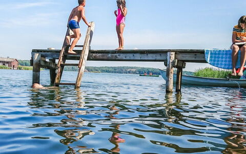 Naurulokki 4: Waterway, Bank, Watercourse, Lake, Cottage, Forest, Channel, Reservoir, Log Cabin