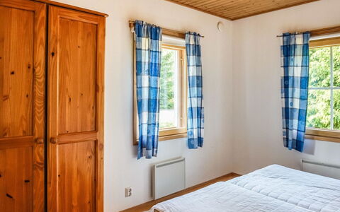 Naurulokki 4: Waterway, Bank, Watercourse, Lake, Cottage, Forest, Channel, Reservoir, Log Cabin