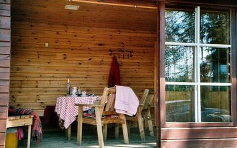 Ylähuone: Tree, Bank, House, Cottage, Lake, Pond, Forest, Log Cabin