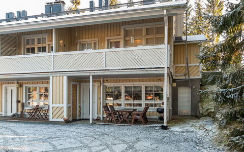 Tahkontilhi e 5: Wood, Home, Siding, Cottage, Sash Window, Winter, Historic House, Daylighting, Freezing