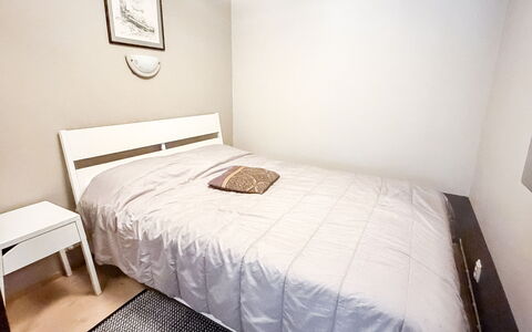 Tahkontilhi e 5: Bedroom, Wood, Floor, Flooring, Bed, Bed Sheet, Bedding, Interior Design, Bed Frame, Room