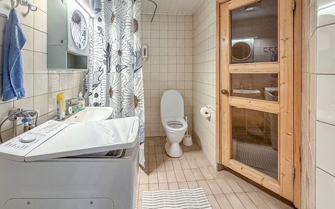 Tahkontilhi e 5: Flooring, Floor, Interior Design, Wood, Plumbing Fixture, Room, Plumbing, Bathroom, Ceiling, Sink