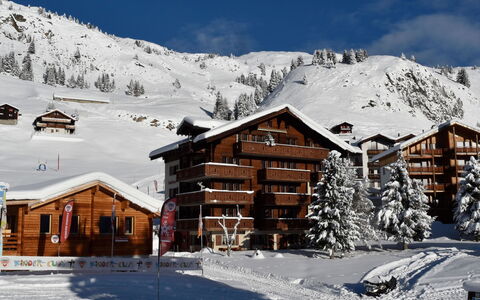 Südlenz 13 1. Og Süd-West: Sky, Snow, Cloud, Building, Mountain, Property, Window, House, Slope, Highland