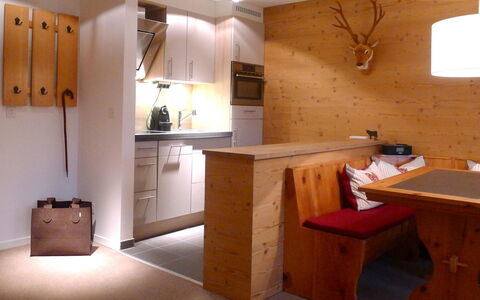 Milimatta 2 1. Og Süd: Cabinetry, Furniture, Table, Wood, Interior Design, Flooring, Floor, Building, Countertop, Hardwood