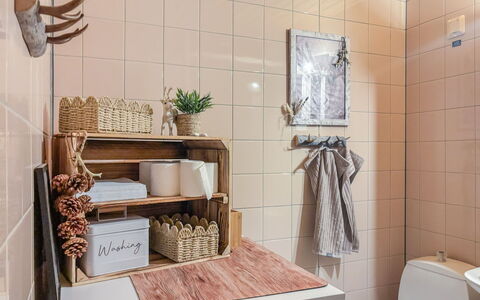 Lupposyöte B1: Interior Design, Flooring, Plumbing Fixture, Bathroom, Floor, Basket, Room, Plumbing, Tile, Tap