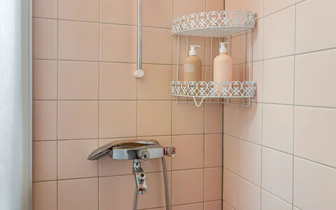 Lupposyöte B1: Bathroom, Plumbing Fixture, Plumbing, Tile, Tap, Shower Head
