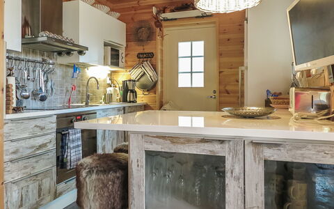 Homma: Wood, Furniture, Interior Design, Kitchen, Ceiling, Home, Countertop, Light Fixture, Lighting, Flooring