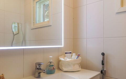 Homma: Wall, Interior Design, Plumbing Fixture, Lighting, Flooring, Bathroom, Plumbing, Tap, Mirror, Bathroom Sink