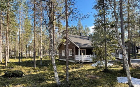 Ylläsriekko Itätupa: Roof, Home, Siding, Cottage, Yard, Hardwood, Design, Garden Buildings, Wood Stain, Farmhouse